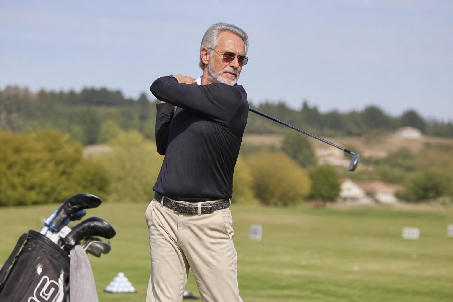 découvrez une routine de prévention adaptée aux plus de 50 ans pour préserver votre dos et vos épaules au golf, et profitez pleinement de votre passion en évitant les douleurs et blessures.